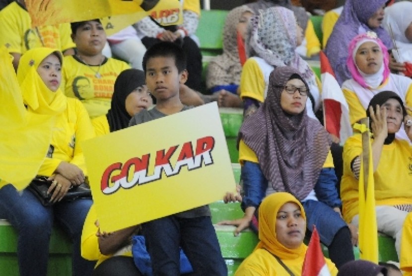 Bocah bersama ibunya mengikuti kampanye terbuka Partai Golkar di Gedung Olah Raga (GOR) Ciracas, Jakarta, Selasa (18/3).