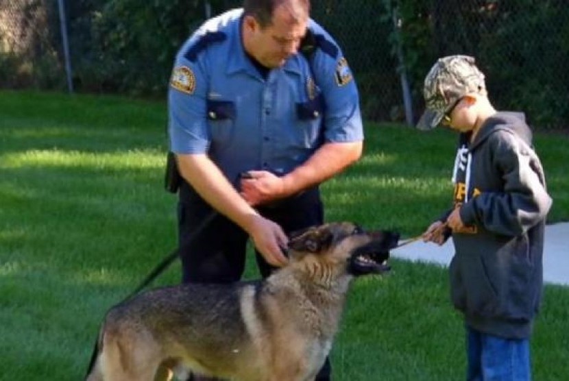 Bocah berusia sembilan tahun Ethan Flint menjadi pahlawan lokal. Ia menyumbangkan uang ulang tahunnya sebesar 1.200 dolar AS untuk menyelamatkan nyawa dua anjing polisi.