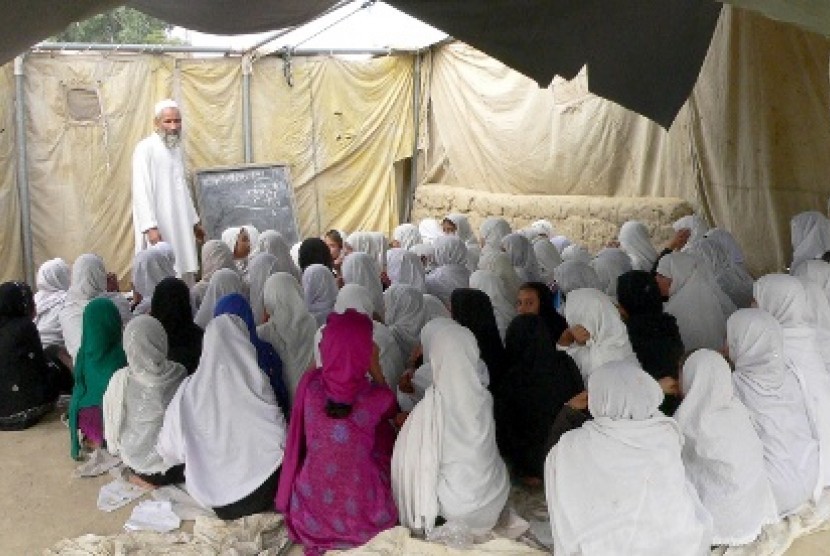 Bocah-bocah pengungsi Afghan tengah belajar di sebuah sekolah terbuka di pinggiran Jalalabad (ilustrasi).