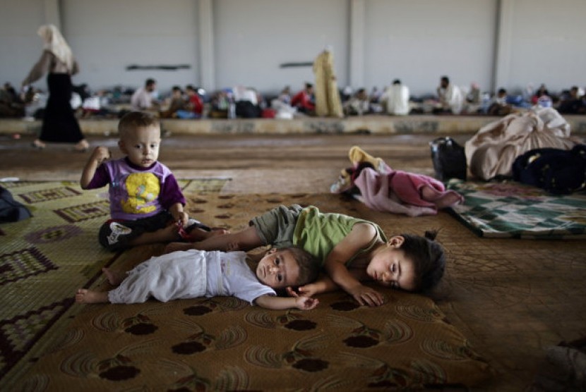 Turki Tahan 16 Ribu Migran Gelap Selama 2019. Bocah-bocah Suriah yang turut mengungsi dengan keluarga mereka di salah satu kamp pengungsi di perbatasan Suriah-Turki.