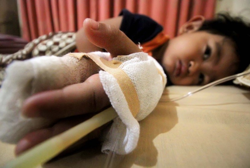 Bocah korban Demam Berdarah Dengue (DBD) menjalani perawatan intensif di salah satu rumah sakit di Lhokseumawe, Provinsi Aceh, Selasa (6/9).