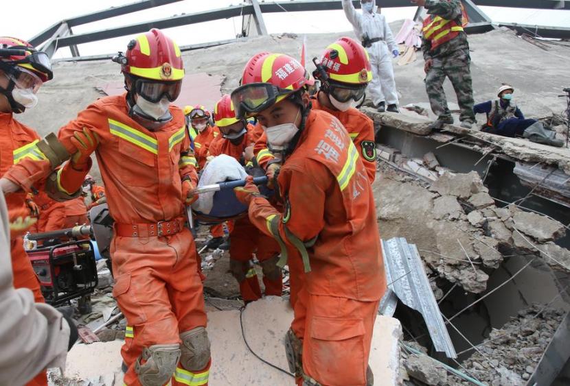 Bocah lelaki dan ibunya dapat diselamatkan dari hotel yang runtuh di Quanzhou, China.