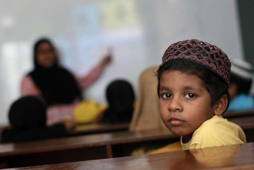 Mendidik anak nakal tidak hanya bisa bertumpu pada aspek lahiriyah. Bocah Maladewa belajar Alquran di sebuah madrasah (ilustrasi).