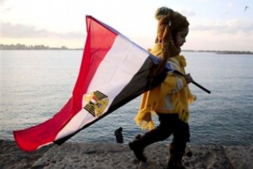 Bocah Mesir bawa bendera Mesir di Alexandria