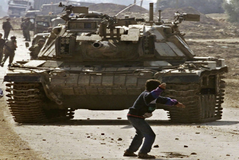 Bocah Palestina melakukan perlawanan terhadap tentara Israel. 