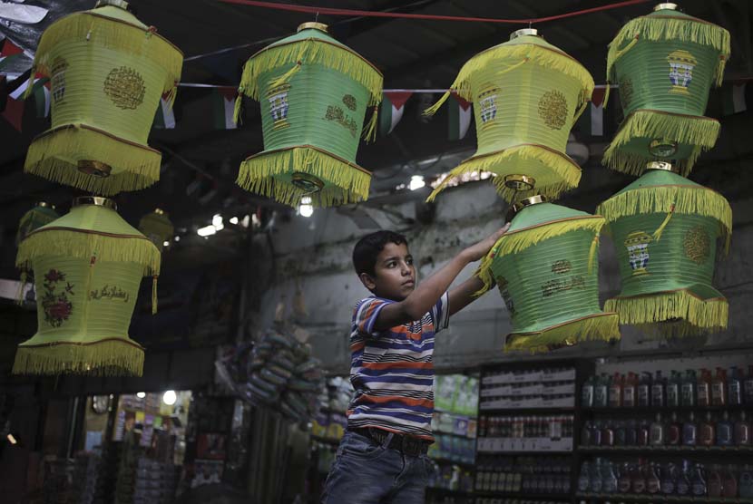Bocah Palestina membeli lampu listrik untuk persiapan menyambut Ramadhan di pasar tua di Kamp Pengungsi Jabaliya di utara Jalur Gaza. 