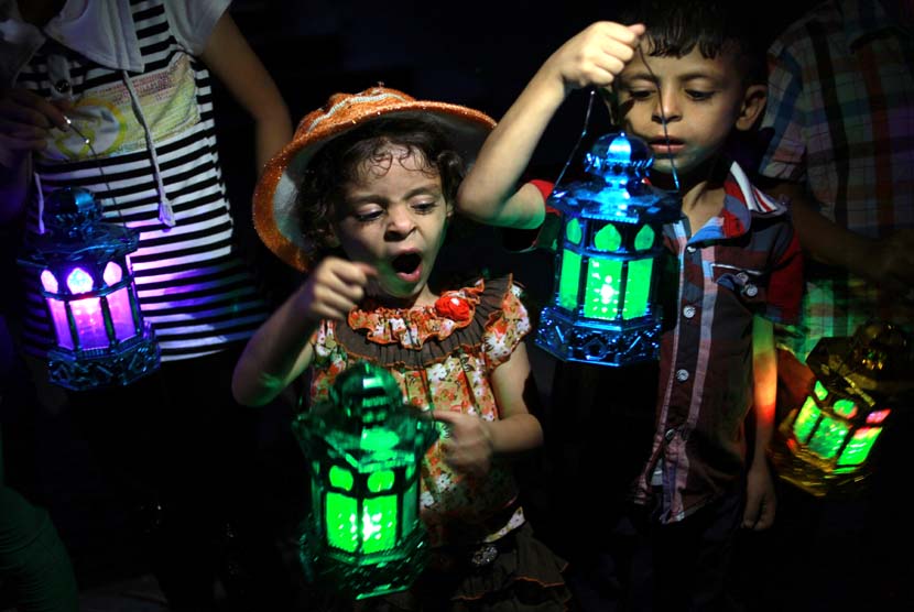 Bocah Palestina merayakan kehadiran Ramadhan dengan mengarak lentera di Jalur Gaza, Palestina. 