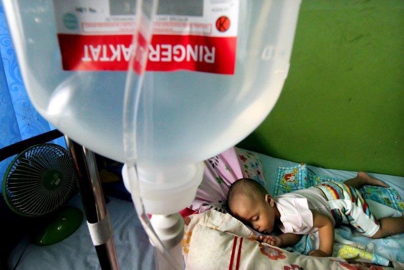 Bocah pasien Demam Berdarah Dengue (DBD) M Atta Risky (13bln) menjalani perawatan intensif di rumah sakit Palang Merah Indonesia (PMI) Kota Lhokseumawe, Provinsi Aceh, Senin (16/1). 