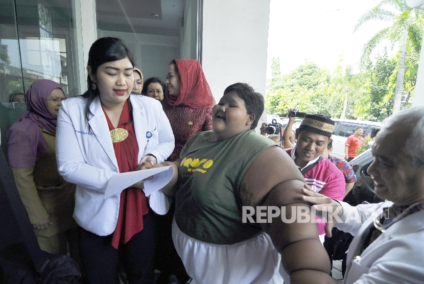 Bocah Raksasa: Arya Permana (10 tahun) di bawa ke ruangan periksa di dampingi petugas di Rumah Sakit Hasan Sadikin, Kota Bandung, Senin (11/7)