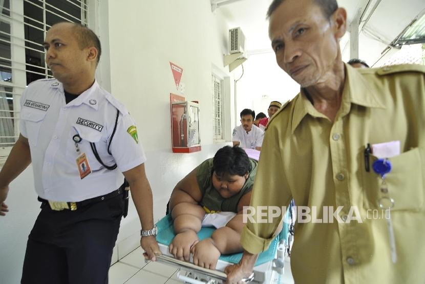 Bocah Raksasa: Arya Permana (10 tahun) di bawa ke ruangan periksa di dampingi petugas di Rumah Sakit Hasan Sadikin, Kota Bandung, Senin (11/7)