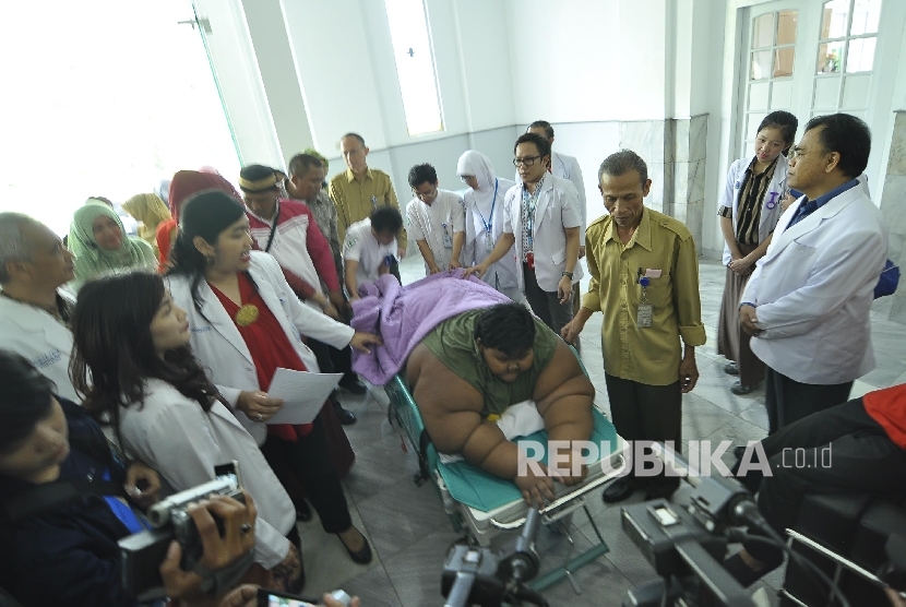 Bocah Raksasa: Arya Permana (10 tahun) di bawa ke ruangan periksa di dampingi petugas di Rumah Sakit Hasan Sadikin, Kota Bandung, Senin (11/7