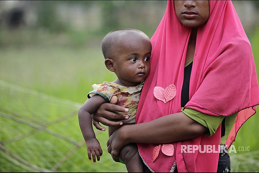 Bocah Rohingya di pangkuan ibunya di Ukhiya, Cox Bazaar, Bangladesh