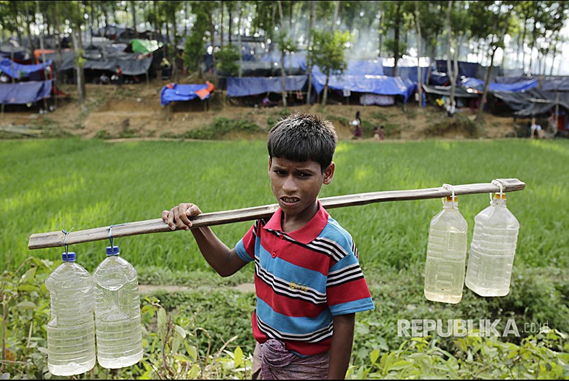 Bocah Rohingya mencari air minum di pengungsian di Ukhiya, Cox Bazaar, Bangladesh