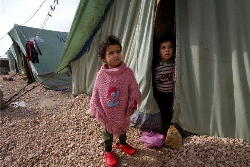 Bocah Suriah berdiri di depan tenda pengungsian. Repatriasi perempuan dan anak dari pengungsian Suriah picu kontroversi di Australia. Ilustrasi.