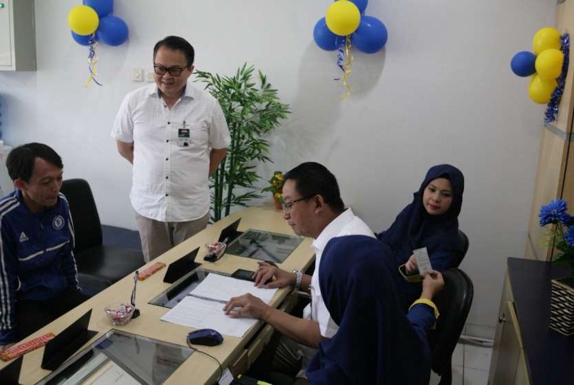 BOD Mandiri Tunas Finance memberikan pelayanan langsung ke pelanggan pada Hari Pelanggan Nasional di Kantor Cabang Lebak Bulus, Jakarta Selatan, Selasa (4/9).