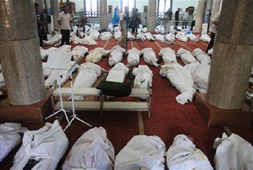 Bodies of supporters of ousted President Mohammed Morsi lie on the floor of the El-Iman mosque in Cairo's Nasr City, Egypt, Thursday, Aug. 15, 2013. 