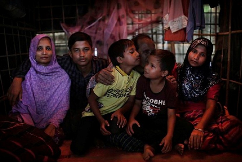 Bodru Duza (52 tahun) memeluk kedua putranya selepas berkumpul kembali di pengungsian di Banglades, November lalu. 