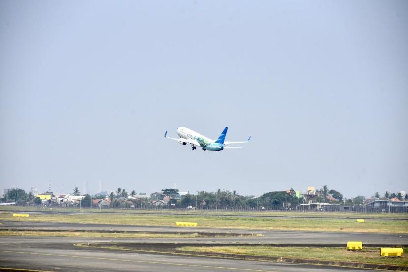 Boeing 737-800 melakukan uji coba terbang menggunakan Bioavtur j2.4 menuju Pelabuhan Ratu. Tangerang, Banten. Rabu (04/10/ 2023).