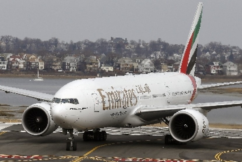 Boeing 777 milik Emirates mendarat perdana di Logan International Airport, Boston, Senin (10/3).