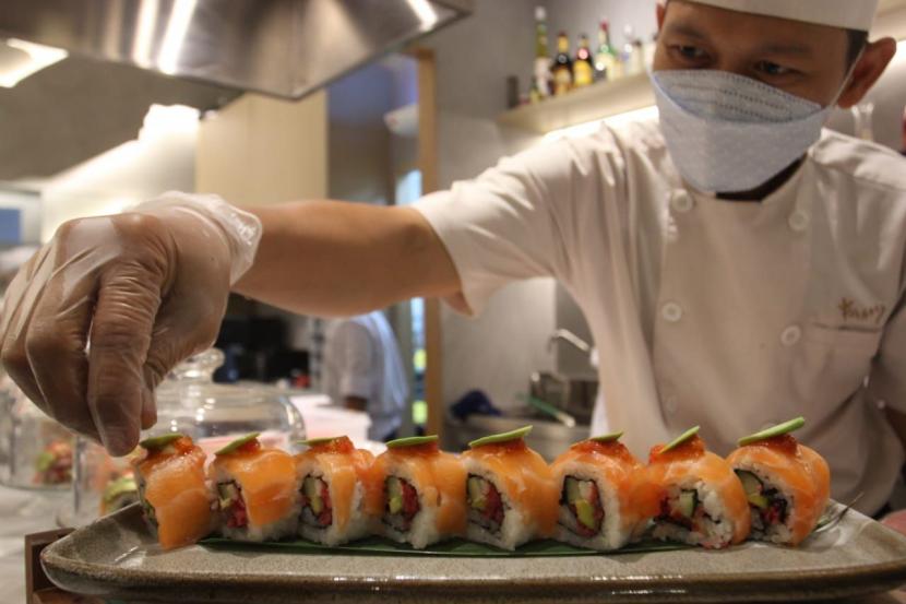 Chef menyiapkan sushi (Ilustrasi). Tren prank baru di Jepang yang dijuluki Terorisme Sushi membuat resah pengelola restoran dan penggemar kuliner.