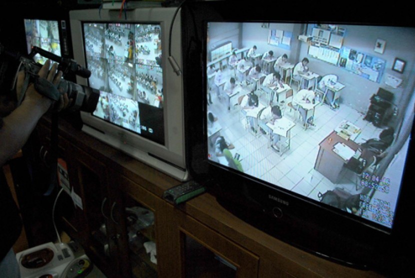 BOGOR, 16/4 - CCTV PANTAU UN. Seorang wartawan mengambil gambar melalui CCTV di SMAN 1 Bogor, jalan Juanda, Kota Bogor, Jabar, Senin (16/4). Sebanyak 40 CCTV dipasang di 17 ruangan ujian, ruang penyimpanan soal dan ruang pengawas untuk mengantisipasi ter