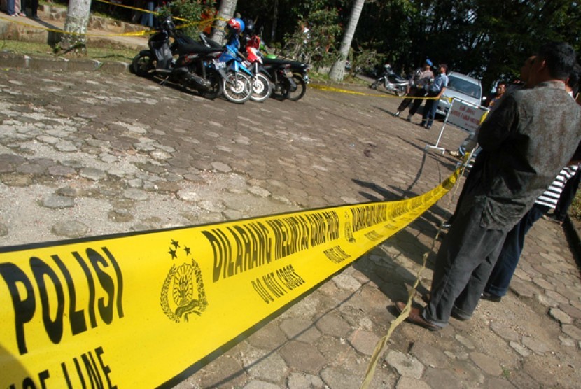 BOGOR, 25/5-PENEMBAKAN SATPAM KAMPUS. Sejumlah mahasiswa melihat lokasi penembakan dua satpam kampus oleh orang tidak dikenal di Depan Mesjid Al-Hurriyah Kampus IPB Dramaga, Bogor, Jabar, Jumat (25/5)
