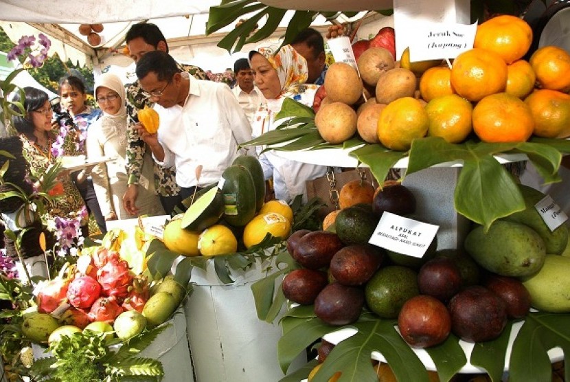 Bogor Agricultural University holds a fruit fair. Four of its departments gain accreditations from international level institutions. (illustration) 