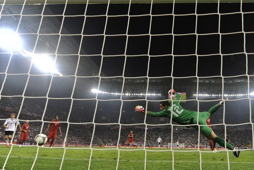 Bola tandukan Mario Gomez tak mampu diantisipasi oleh kiper Portugal