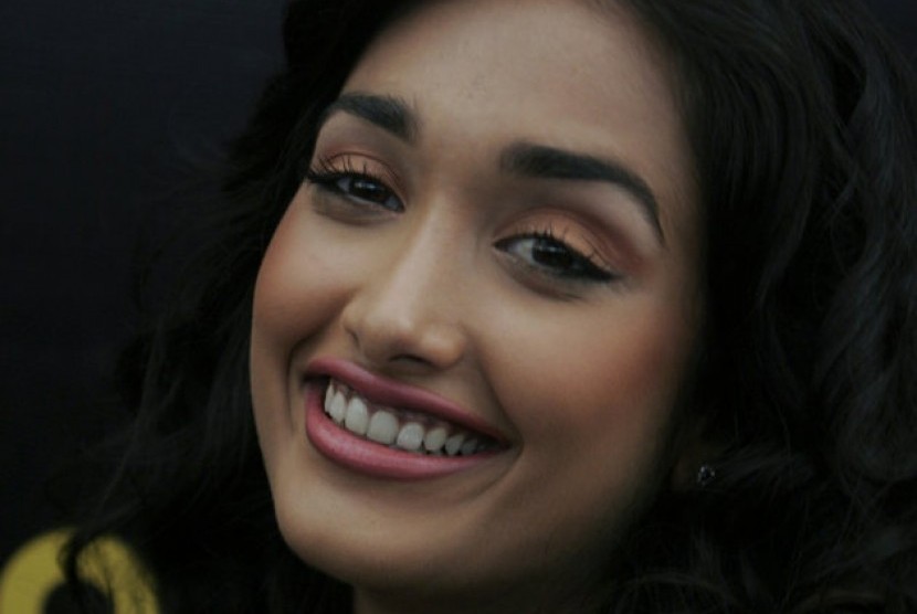 Bollywood actress Jiah Khan smiles during a promotional event of her forthcoming Hindi movie 'Ghajini' in Bangalore, India. Police said that Khan was found dead at her home in Mumbai late Monday, June 3, 2013. (file photo)