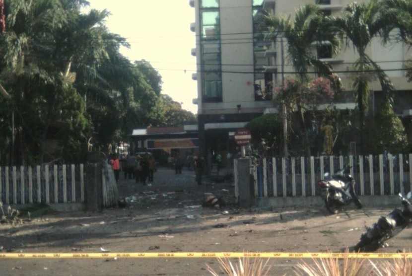 Bom di sebuah gereja di Surabaya, Ahad (13/5). 