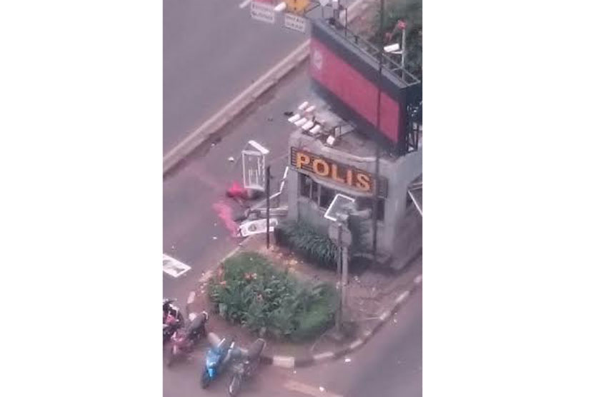 Bom meledak di Pos Polisi depan Sarinah di Jl Mh Thamrin, Jakarta Pusat, Kamis (14/1).