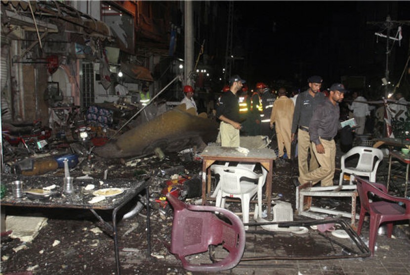Bom mengguncang sebuah pasar pusat jajanan makanan di Lahore, Pakistan, Ahad (7/7). 