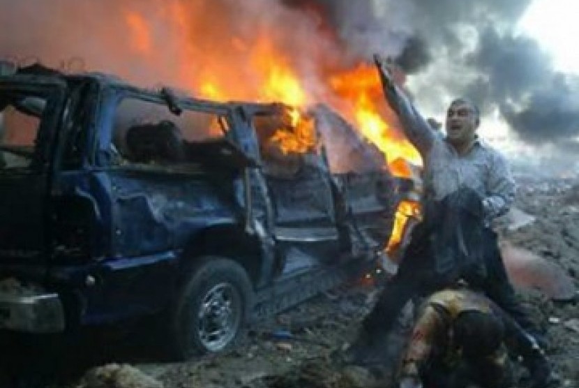 Bom mobil meledak menghancurkan iring-iringan kendaraan Rafik Hariri. Pengadilan menunda putusan persidangan atas pengeboman pada 2005 yang menewaskan mantan Perdana Menteri Lebanon Rafik al-Hariri.
