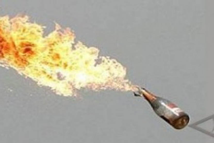 Seorang oknum aparatur sipil negeri (ASN) di Kabupaten Ketapang, Kalimantan Barat, diduga melempar molotov yang terbuat dari botol berisi bensin dan bersumbu api ke halaman Pendopo Bupati Ketapang, Selasa (25/1/2022). (Foto: ilustrasi bom molotov)