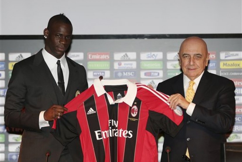 Bomber anyar AC Milan Mario Balotelli (kiri) bersama wakil presiden Milan Adriano Galliani (kanan).