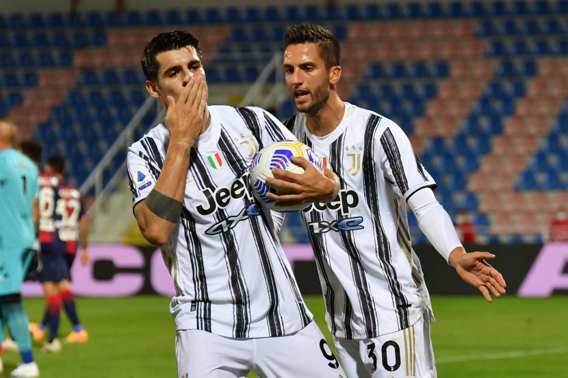 Bomber Juventus Alvaro Morata (kiri) melakukan selebrasi setelah mencetak gol ke gawang Crotone, Ahad (18/10).