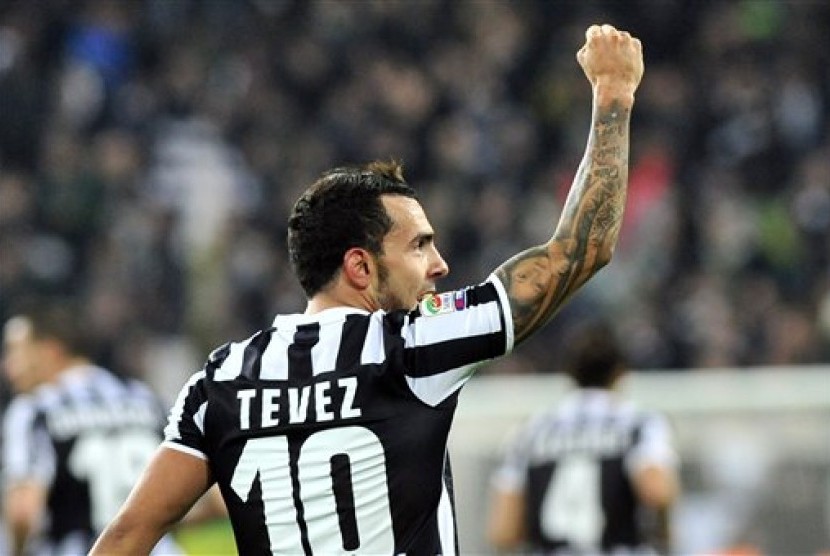 Bomber Juventus, Carlos Tevez, melakukan selebrasi usai mencetak gol.