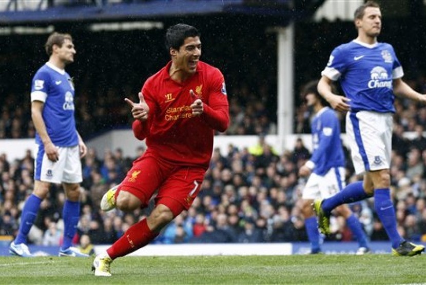 Bomber Liveroool, Luis Suarez, usai mencetak gol ke gawang Everton pada derby Merseyside, Ahad (28/10).