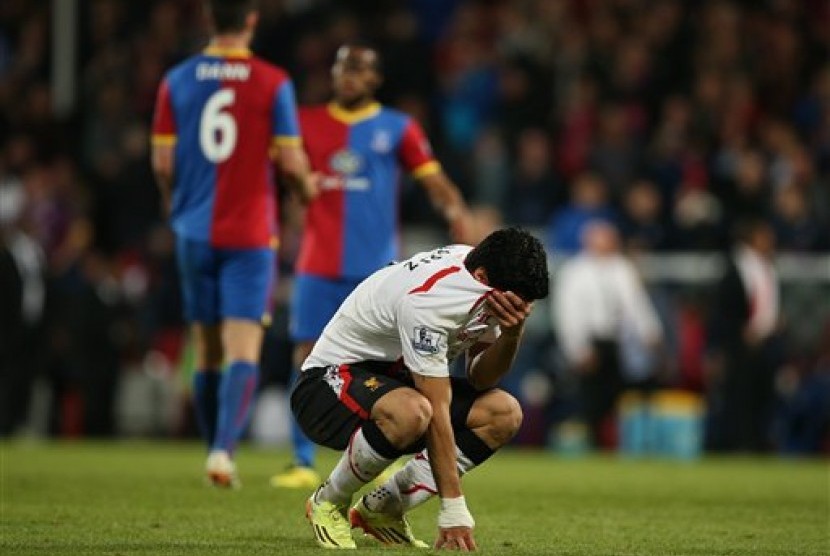 Bomber Liverpool, Luis Suarez tak kuasa membendung air mata usai timnya ditahan imbang Crystal Palace 3-3 pada lanjutan Liga Primer Inggris, Selasa (6/5) dini hari WIB. Sebelumnya, The Reds sempat unggul terlebih dahulu 3-0.