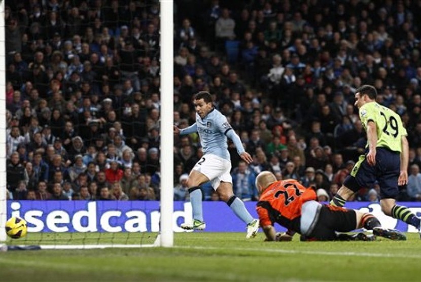 Bomber Manchester City asal Argentina, Carlos Tevez, saat menjebol gawang Aston Villa pada partai yang berlangsung di Etihad Stadium, Sabtu (17/11) malam. CIty menang telak 5-0 pada pertandingan tersebut.