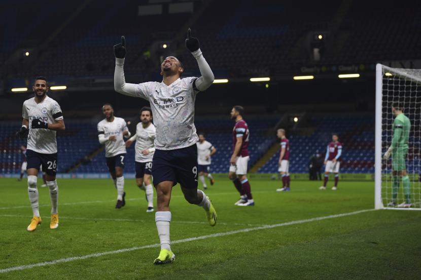 Bomber Manchester City Gabriel Jesus melakukan selebrasi setelah mencetak gol pertama timnya saat bertandang ke markas Burnley dalam lanjutan Liga Primer Inggris 2020/2021, Kamis (4/2).