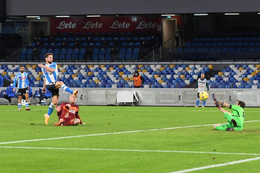 Bomber Napoli Napoli Dries Mertens (kiri) melepaskan tembakan yang menghasilkan gol ketiga timnya ketika menghadapi AS Roma, Senin (30/11).