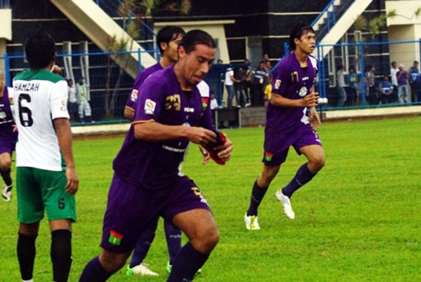 Bomber Persita Tangerang Cristian Carrasco usai mencetak gol ke gawang Persiwa Wamena.