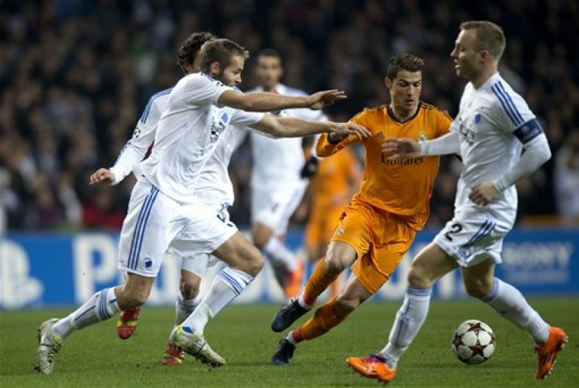 Bomber Real Madrid terlihat dikepung para pemain FC Kopenhagen pada laga Liga Champions.