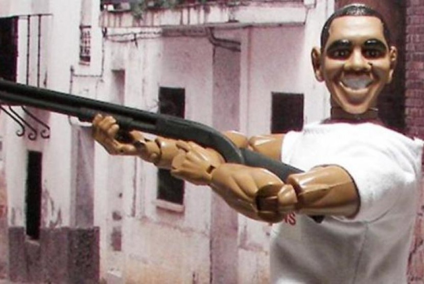 Boneka Obama tengah menembak.