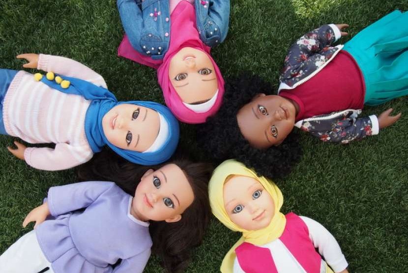 Boneka Salam Sisters ada yang memakai jilbab dan tidak.