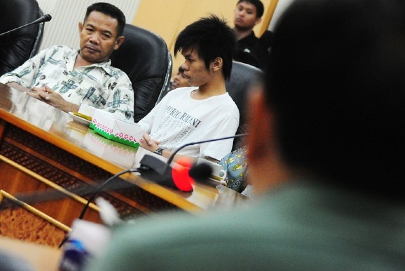 Bong Jit Min (left), the father of Frans Hiu and Dharry Frully Hiu, once asks West Kalimantan government to release his sons from death sentence. (file photo)