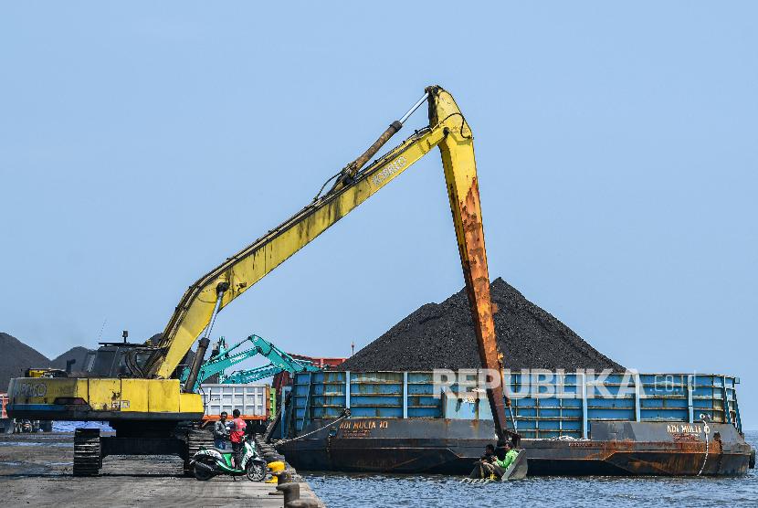 Bongkar muat batu bara di Marunda, Jakarta Utara, Jumat (15/11). PT Perusahaan Listrik Negara (PLN) menjelaskan realisasi Domestic Market Obligation (DMO) hingga Oktober 2021 ini sebesar 93,1 juta metrik ton. 