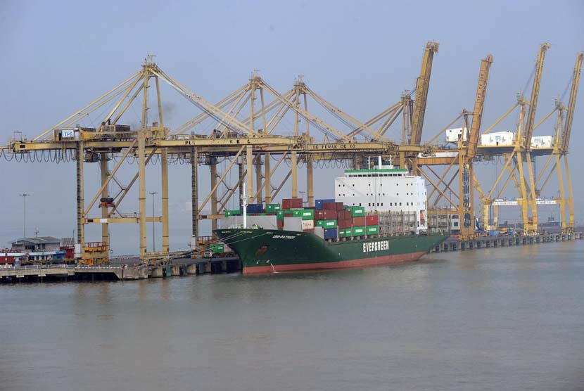 Loading activities at Tanjung Perak seaport in Surabaya (illustration)