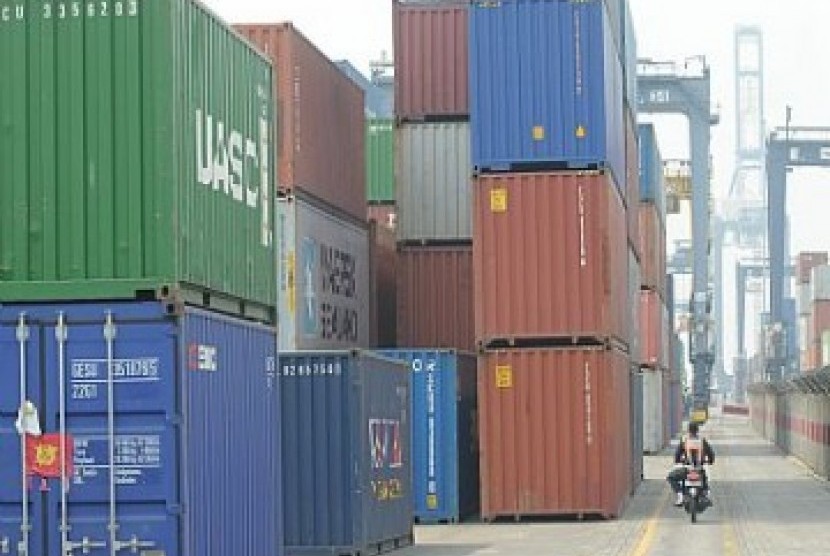 Bongkar muat peti kemas ekspor dan impor di pelabuhan, ilustrasi